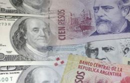 El peso argentino se recuperaba el lunes por la mañana frente al dólar luego de un resultado favorable para el oficialismo en las elecciones primarias. 