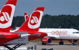 Etihad, propietario de casi el 30% de Air Berlin, dijo que el negocio de la aerolínea alemana “se deterioró a un ritmo sin precedentes”.