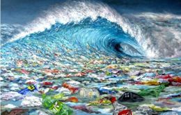 Actualmente, flotan unas 150 millones de toneladas de desperdicios y para 2050, los mares tendrán más plástico que especies. 