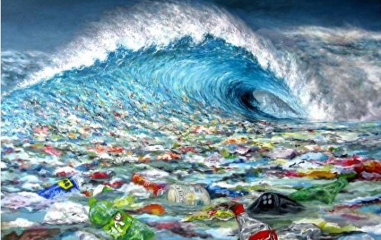 Actualmente, flotan unas 150 millones de toneladas de desperdicios y para 2050, los mares tendrán más plástico que especies. 