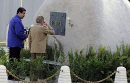 La breve nota oficial está acompañada por dos fotografías en las que se ve a Maduro y Castro frente a la gran piedra que sirve de tumba al ex mandatario