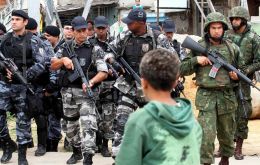 Unos 3.000 efectivos militares y policiales con carros blindados y apoyo de helicópteros obstruyeron los ingresos a varias favelas 