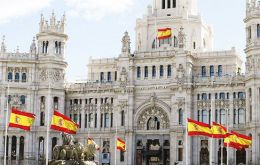 Desde el viernes hasta el 20 de agosto las banderas españolas ondearán a media asta en todos los edificios oficiales y en todos los buques de la Armada.