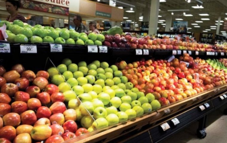 Las manzanas, de las que Argentina es un productor y exportador, cuestan 16% más en los supermercados locales que en los de países que las importan.