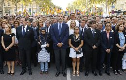  A la concentración asistieron el rey Felipe VI, el jefe del gobierno Mariano Rajoy, el pte de Cataluña, Carles Puigdemont, y la alcaldesa de Barcelona Ada Caolau
