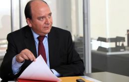 “Hemos solicitado que se prohíba la salida del país y eso ha sido aceptado por parte de la justicia” , dijo a la prensa el fiscal general, Carlos Baca. 