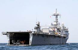 USS Ponce, 9.000 toneladas y 173 metros de largo, en servicio desde 1971 ha estado involucrada en ejercicios con una de las últimas armas del arsenal de esa marina