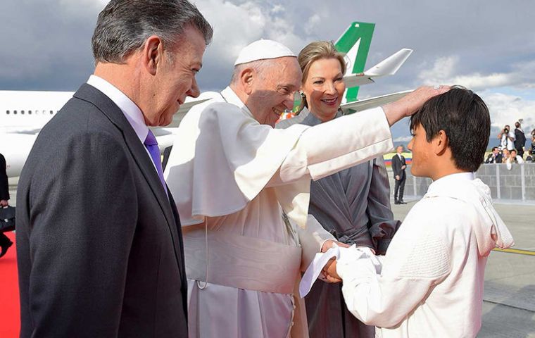 “La paloma significa paz en Colombia y nosotros le queremos dar nuestra paz a Dios y como ofrenda al papa”, explicó Emmanuel, al sumo pontífice.