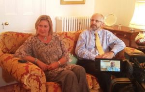 Nigel Phillips CBE y su esposa Emma recibieron a los medios de prensa de las Falklands 