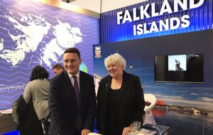 La legisladora electa de las Falklands, MLA Jan Cheek junto al legislador británico Wes Streeting MP 