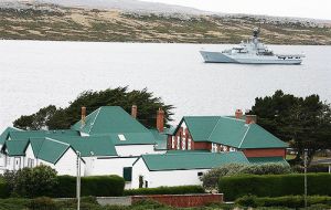 HMS Clyde con 2.000 toneladas de desplazamiento se ha transformado en algo familiar para los Isleños que visita regularmente durante patrullas