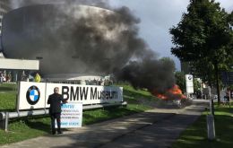 Con el auto en llamas, Hadi se paseó con un cartel en alemán en que profería consignas acerca del engaño al que supuestamente sometería BMW a sus clientes. 