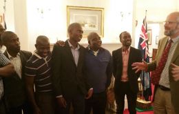 El equipo de desminado fue recibido en una recepción brindada por el gobernador Nigel Phillips en Casa de Gobierno  