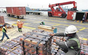 A agosto de 2017 el gigante asiático recibió 3,22 millones de toneladas de concentrados desde Perú mientras que desde Chile llegaron 2,72 millones. 