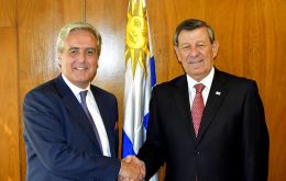 El canciller uruguayo se entrevistará con Johnson en Londres, según lo acordado con el ministro británico de visita en Uruguay, Mark Garnier 