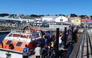 En los meses del verano del 2016, los registros indican que unos 56.000 turistas de los cruceros visitaron las Falklands 