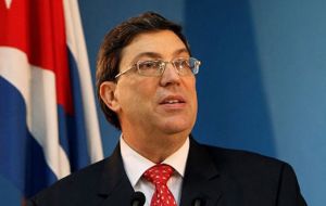 El canciller cubano Bruno Rodríguez afirmó que la decisión era “injustificada” e “inaceptable” ya que “no existen evidencias de los alegados incidentes”.