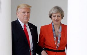 Donald Trump y Theresa May “haciendo manitas” en la Casa Blanca, pero los aranceles “punitivos” a Bombardier se mantienen 