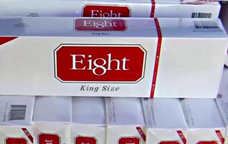 Los cigarrillos descubiertos en Brasil son de la marca Eight, que produce la tabacalera del presidente del Paraguay, Horacio Cartes. 