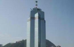 La venta en unos US$5.150 millones, convirtió al edificio The Centre en el más caro vendido hasta ahora en el territorio chino, según diarios locales