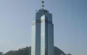 La venta en unos US$5.150 millones, convirtió al edificio The Centre en el más caro vendido hasta ahora en el territorio chino, según diarios locales