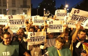 Miles se concentraron con velas y carteles en Barcelona exigiendo la libertad de dos activistas catalanes encarcelados por sedición por el referendo independentista