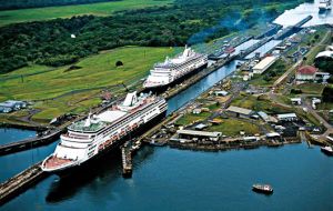 El puerto atenderá los cruceros que transitan por el Canal de Panamá y operará en Isla Perico próxima a la vía interoceánica. Iniciaría sus operaciones en 2019. 