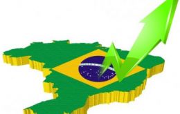 Se prevé que la economía de Brasil se expanda un 0,7% este año y un 2,3% en 2018, desde un 0,5% y un 2,1% en una encuesta de julio. 