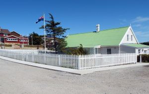 La bandera de las Falklands flameando en Victory Green y Gilbert House