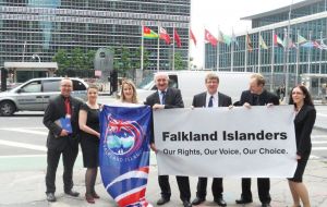 Estas hermosas y orgullosas Islas no pertenecen ni a Argentina ni a Gran Bretaña, sino a los Falkland Islanders, a los Isleños
