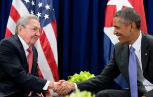 A poco de  su elección, Trump firmó en Miami un memorando en el que daba marcha atrás al proceso de acercamiento entre Cuba y EE.UU. iniciado por Obama