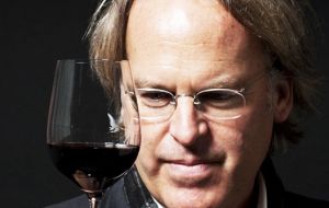 James Suckling resalta que América del Sur y en especial Chile, se han convertido en una zona vinícola propia con vinos que compiten con los mejores del mundo