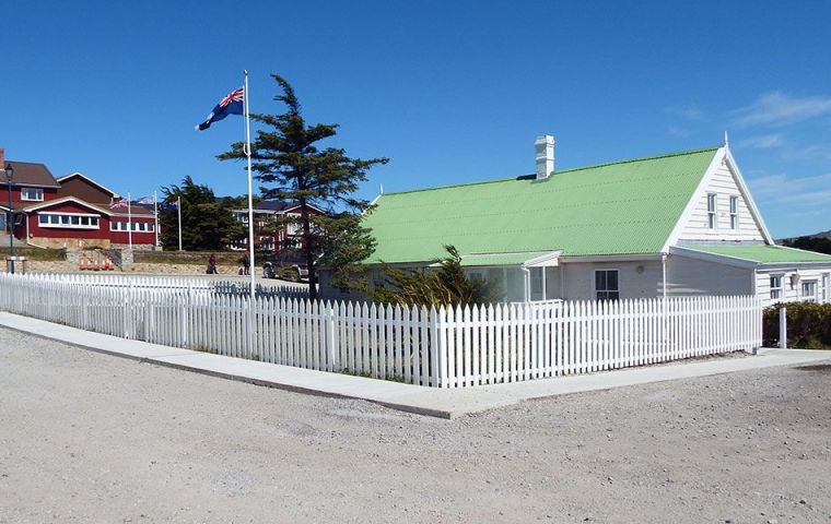 Gilbert House, sede del gobierno autónomo de las Falklands donde flamea la bandera de las Islas 