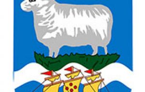El escudo da las Falklands donde se puede leer la consigna “Desire the Right”