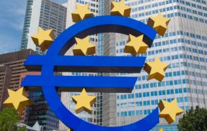 El Banco Central Europeo también anunció que reducir su compra de bonos gubernamentales y corporativos a partir del próximo año.