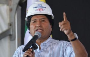 Con la firma de los contratos de exploración y explotación se estima una inversión de US$ 1.582millones y una renta de más de US$ 20.000 millones, dijo Evo Morales
