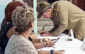 Raúl Castro sufragó en un colegio electoral del oeste de La Habana donde charló con los escolares que custodiaban las urnas y vecinos del lugar