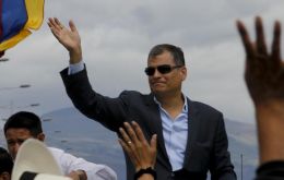 “Todos estos folclores son para impedir que yo vuelva”, exclamó el ex presidente Rafael Correa a los medios