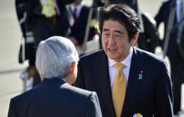 Abe se declaró “profundamente conmovido” con la “pausada decisión” tomada después de una reunión especial del Consejo Imperial para fijar la fecha. 
