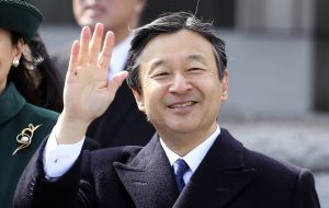 Se estima que el hijo mayor de Akihito, el príncipe Naruhito de 57 años, asumiría como emperador de la Casa del Crisantemo al día siguiente. 