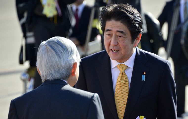 Abe se declaró “profundamente conmovido” con la “pausada decisión” tomada después de una reunión especial del Consejo Imperial para fijar la fecha. 