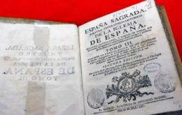 Durante el acto, las autoridades chilenas entregaron de manera simbólica los dos primeros volúmenes de ese lote de 720 publicaciones
