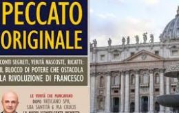 Nuzzi fue juzgado en 2016 por filtración de documentos y su libro, titulado “Peccato originale” se divide en tres partes: Sangree, Soldi  (Dinero) y Sexo