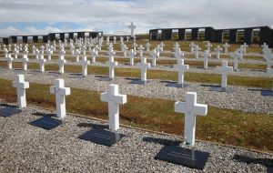 El equipo forense ha identificado a 88 soldados, de las 123 tumbas en el cementerio de Darwin con cruces señalizadas con “Soldado argentino sólo conocido por Dios”