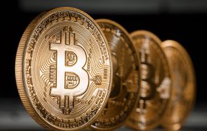 El Bitcoin superó los US$11.000 en cuestión de horas después de alcanzar los US$10.000 el miércoles pasado. Luego cayó casi 20% antes de recuperarse. 