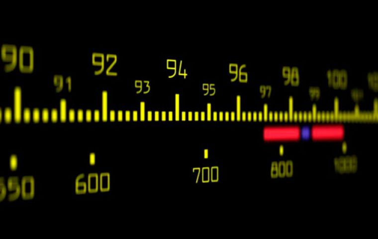 La frecuencia modulada (FM) es una técnica -la más utilizada en la mayoría de los países para la emisión de contenido de radio- que fue inventada en 1933