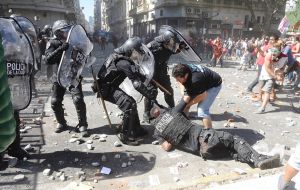Hasta el momento, el enfrentamiento ha dejado al menos 109 heridos, incluyendo efectivos policiales, además de 60 detenidos.