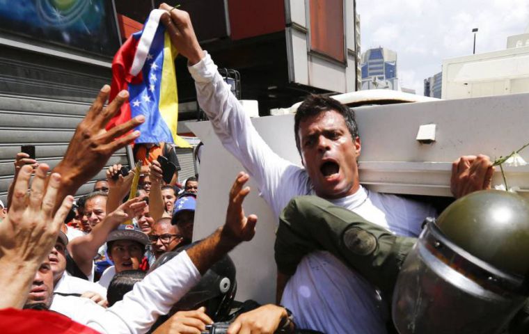 Leopoldo López, ex alcalde del municipio caraqueño de Chacao, está encarcelado desde 2014. Fué acusado por participar e impulsar las protestas masivas contra el oficialismo. Foto: Reuters