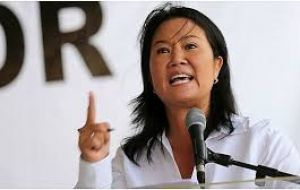 La hija Keiko Fujimori, perdió apenas, la elección presidencial en la segunda vuelta con Kuczynski, pero su partido es mayoría amplia en el Legislativo