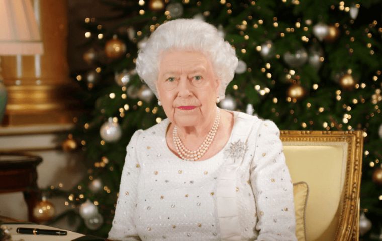  El mensaje se grabó en el palacio de Buckingham, en una sala adornada con un enorme árbol de Navidad y decorada con numerosas fotografías familiares.